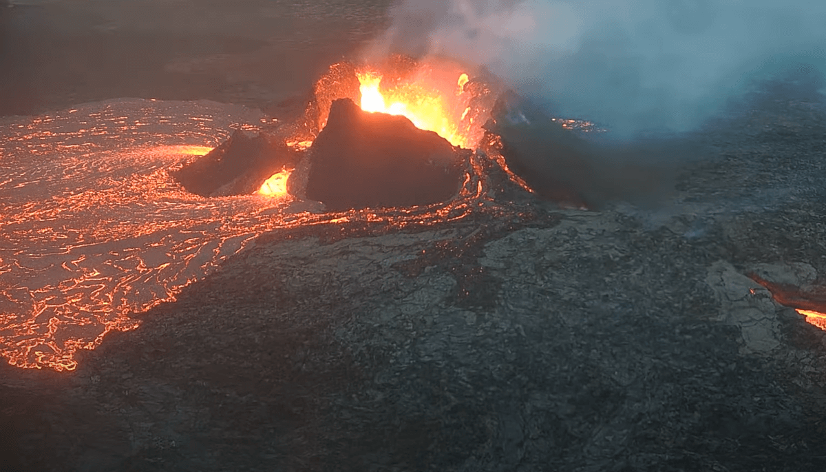 Sopka na Islande - Láva tecie novým smerom